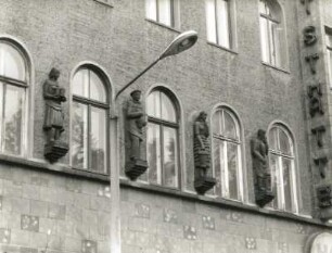 Görlitz, Wilhelmsplatz 15. Ehemaliges Hotel? mit Gaststätte (um 1850, Umbau 1936). Konsolfiguren im 1. Obergeschoß