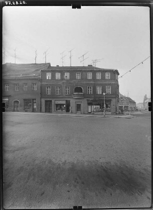 Torgau, Breite Straße. Wohnhäuser mit Läden. Straßenfront