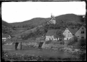 Weisenbach Ortsbild im Hindergrund die Wendelinuskapelle (Gottesackerkapelle)