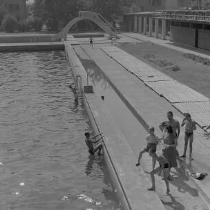 Das Schwimmbad in Sofia inmitten der Arbeitersiedlung