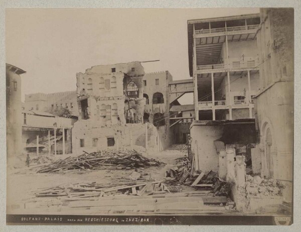 Palais du sultan après le bombardement à Zanzibar.