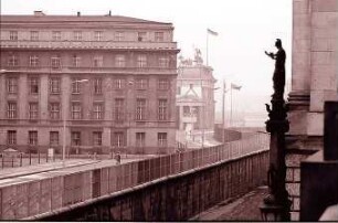 Berlin: Reichstag; hinter der Mauer: mit Blick zum Brandenburger Tor