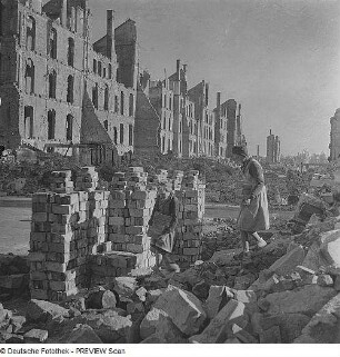 Dresden. Frauen beim Stapeln geputzter Ziegel