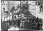 Fronleichnamsprozession in Sigmaringen 1932; Gebet in der Karlstraße an einem Altar vor dem Eingang zum Prinzenbau