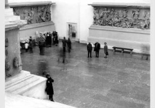 Besucher im Pergamonsaal im Pergamonmuseum