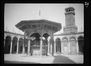 Kairo (Ägypten): Innenhof der Alabaster- bzw. Mohammed Ali-Moschee mit überdachtem Brunnen, dahinter das Minarett