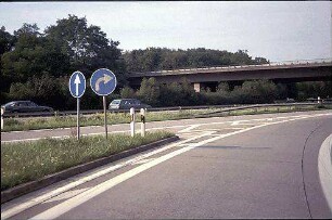 Ausfahrt aus Kreisel (Umkirch Richtung Karlsruhe) zu Nebenfahrbahn Ost (Basel Richtung Karlsruhe)