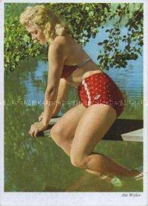 Junge Frau an einem Teich