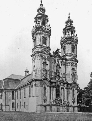 Krzeszów / Grüssau (Kamienna Góra), ehem. Zisterzienserabtei, Klosterkirche, von Westen; Entwurf aus dem Kreis um K. I. Dientzenhofer oder Chr. Tausch; Leitung der Arbeiten J. A. Jentsch; Ausstattung/Fassade F. M. Brokoff