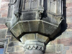 Abtshaus (Gotisch 14 Jh)-Traufseite Süd-Kapellenerker (Umbau Jahr 1521)-Basis mit Ornamentik auf Halbsäule sowie figürlichen Darstellungen an der Basis der Fialen