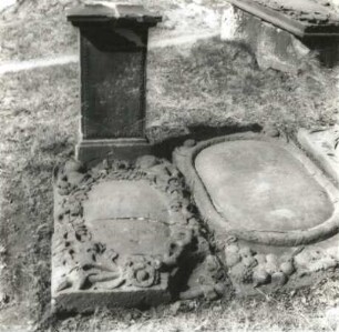 Görlitz. Alter Friedhof (Feld VII). Grabplatten (Nr. 9 und 10; 1689, 1687; Sandstein)