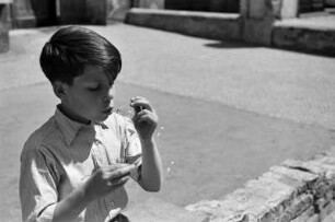 Klaus Eschen (Sohn des Fotografen) beim Seifenblasen