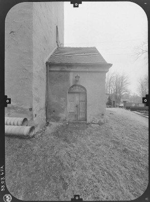 Markersdorf-Friedersdorf. Pfarrkirche (M. 13. Jh., Turm 1649-1661; C. König, Veränderung 1661-1663; M. Pötzsch). Vorbau (Westseite) von Norden