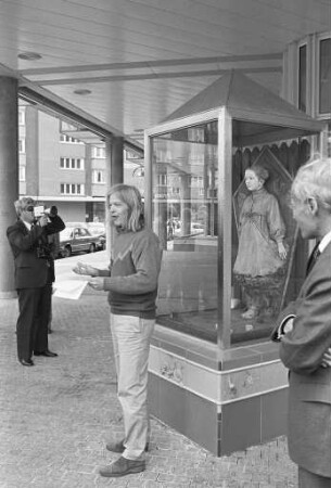 Badischer Gemeindeunfallversicherungsverband GUV. Enthüllung des Kunstwerks "Eva im Glashaus" von Jürgen Goertz vor dem Verwaltungsgebäude am Waldhornplatz 1.