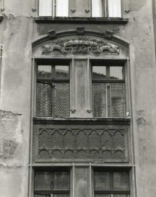 Görlitz, Landeskronstraße 13. Wohnhaus mit Läden (1902). Obergeschossfensterpaar