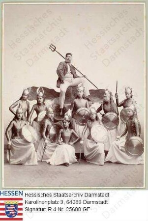 Schlitz gen. von Goertz, Emil Graf v. (1851-1914) / Porträt, sitzende Ganzfigur / Gruppenaufnahme bei der Theateraufführung '10 Frauen und ein Mann' in Berlin