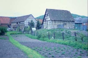 Fachwerkscheune auf dem denkmalgeschützten mittelalterlichen Burghügel