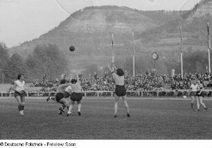 Handballspielerinnen bei einem Spiel auf dem Feld der Sportschule