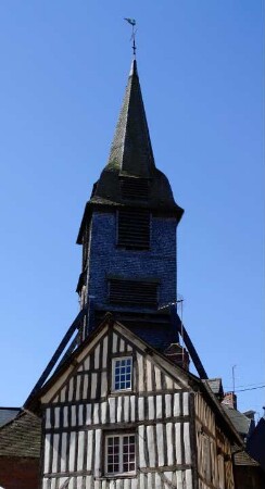 Frankreich. Basse Normandie. Calvados. Honfleur. Clocher Sainte Catharine. Glockenturm und altes Haus