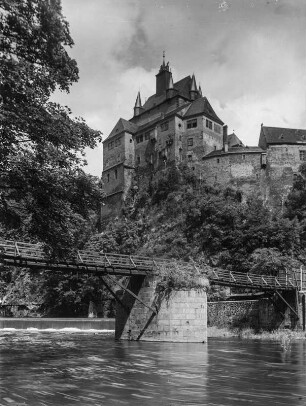Kriebstein, Blick über die Zschopau mit Holzbrücke auf Burg Kriebstein