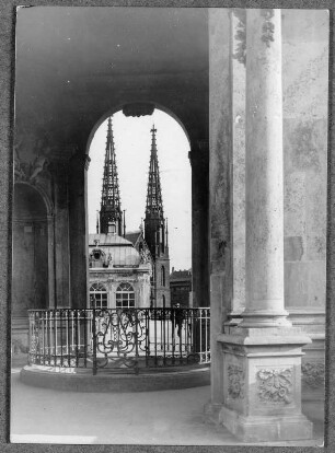 Blick vom Kronentor des Zwingers zur Sophienkirche