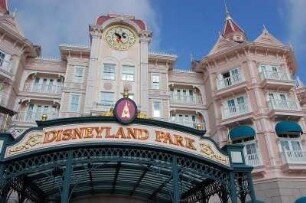 Paris - Disneyland : Eingang zum Disneyland-Park Paris mit Hotel Disneyland, 2006