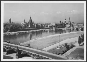Dresden, Elbe : Dresden. Blick vom Finanzministerium über die Elbe auf die Silhouette der Altstadt