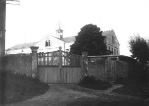 Sobrigau. Ehemaliges Rittergut. Hauptgebäude. Straßenansicht mit Toranlage