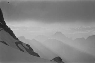 Gebirge : Blick über die Alpen bei niedrig stehender Sonne.