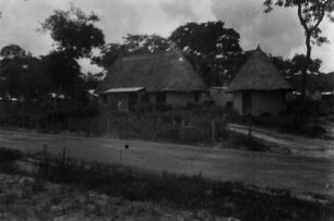 Wohnhaus : Einfaches Wohnhaus. Die Rundhütte rechts scheint die Küche zu sein.