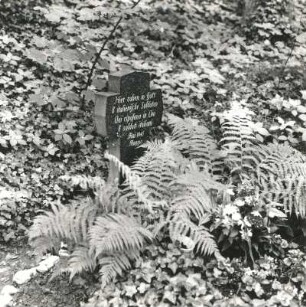 Nerchau-Schmorditz, Am Thielbach. Grabanlage für 8 italienische Soldaten, Grabstein (nach 1945)