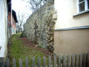 Kirchhofmauer im Süden von Osten mit Zwinger