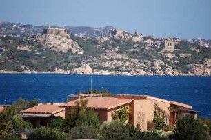 Insel Sardinien - Häuser in Palau : Häuser von Palau (vorne) an der Nord-Ost-Küste, Hintergrund die Inselgruppe La Maddalena, aufgenommen 2006