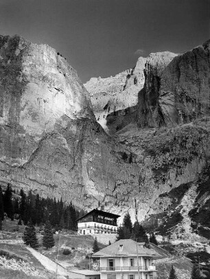 Dolomiten. Val Gardena. Sporthotel "Monte Pana" mit Le Odle bei St. Christina
