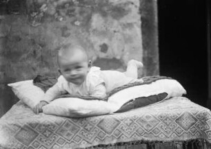 Mittelsachsen, Kinderportrait : Mittelsachsen. Baby auf einem Tisch liegend