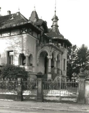 Dresden-Blasewitz, Vogesenweg 4. Villa (1894). Teilansicht mit Portalvorbau