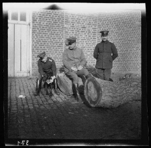 Fresnes-les-Montauban (Dep. Pas-de-Calais, Frankreich): Feld-Unterarzt Heyde, Hauptmann Gaul und Unterzahlmeister Albert im Hof mit einem Hund