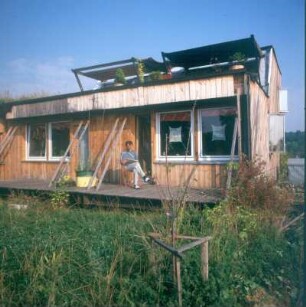 Stuttgart-Vaihingen. Studentenwohnanlage. Penthouse. Erdgeschoßwohnung mit hölzerner Terrasse