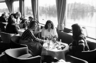 Bingen: Damen am Frühstückstisch, im Salon