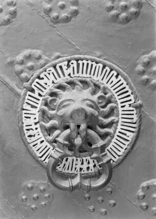 Löwenkopf mit Kopfring in Form eines gothischen Dreipasses
