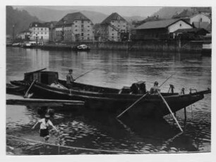 Angler in Schnaken-Segelboot