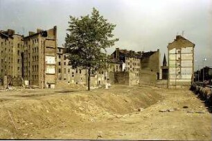 Berlin: Trümmergrundstück und alte Mietskasernen; Mariannenstraße-Skalitzerstraße
