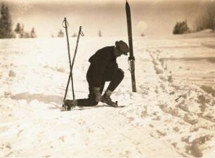 Skischule. Richtige Art des Anschnallens, Ski auf Bindung gelegt