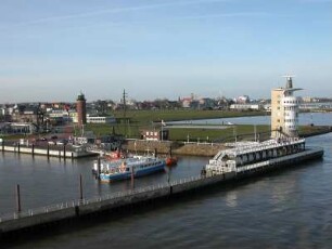 Cuxhaven - Hafengelände : Schiff im Seehafen von Cuxhaven, aufgenommen am 24. November 2004