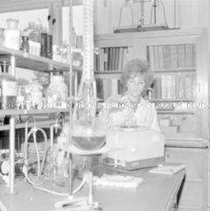 Chemiearbeiterin des VEB Berlin-Kosmetik im Labor