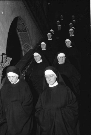 Freiburg, Günterstal: Kloster St. Lioba, ewige Profess, Generalpriorin und Nonne auf Treppe