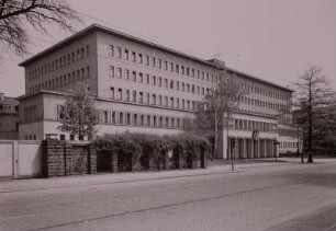 Dresden-Altstadt, Ammonstraße 8. Verwaltungsgebäude des Reichsnährstandes (Reichsbahndirektion, 1938; O. Kohtz). Straßenansicht mit Haupteingang