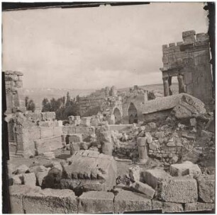 Ruinen um den Bacchustempel, Baalbek: Ansicht, Teile des Arabischen Befestigungsturms, Inneres (Muqarnas)