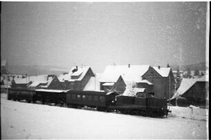 Bahnhof Gammertingen, blaue Diesellok V 500 von der MaK Kiel, Personenwagen, Packwagen, Triebwagen-Beiwagen von 1934