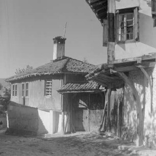 Landleben in Kopriwschtiza im zentralen Teil des Sredna-Gora-Gebirges. Typische Wohnhäuser der altbulgarischen Architektur